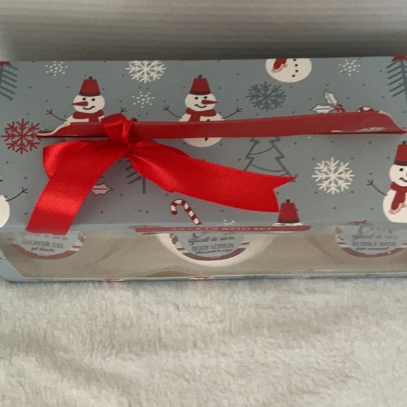 Fa La La Bath Set - Red, White, Cream - Picture 2 of 4